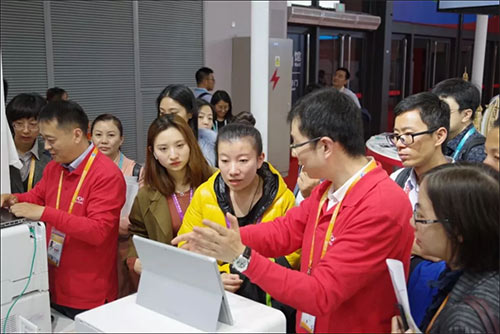 為客戶現(xiàn)場(chǎng)打印定制T恤