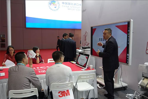 為客戶進(jìn)行電子互動(dòng)顯示器的演示