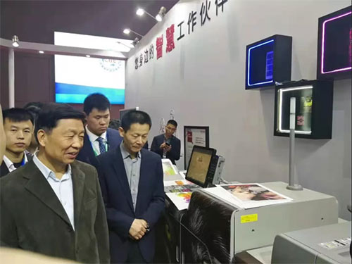 原國(guó)家副主席李源潮親臨理光展位指導(dǎo)工作